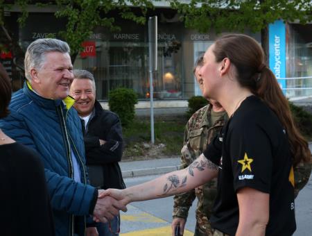 DVE UNIFORMI ENA PESEM 03 FOTO LJUBO VUKELIČ
